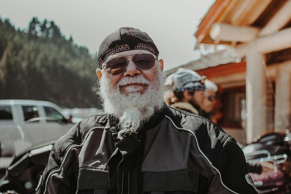 Quels sont les avantages des véhicules hybrides par rapport aux voitures traditionnelles ?